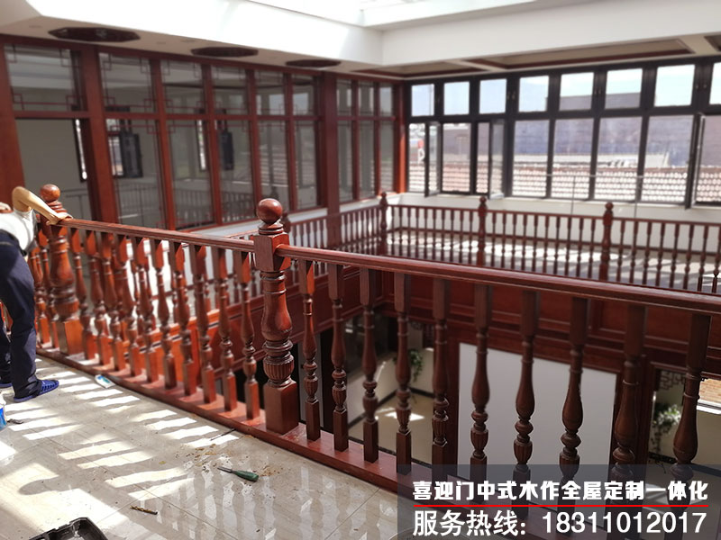 自建房二樓木制中式樓梯安裝效果