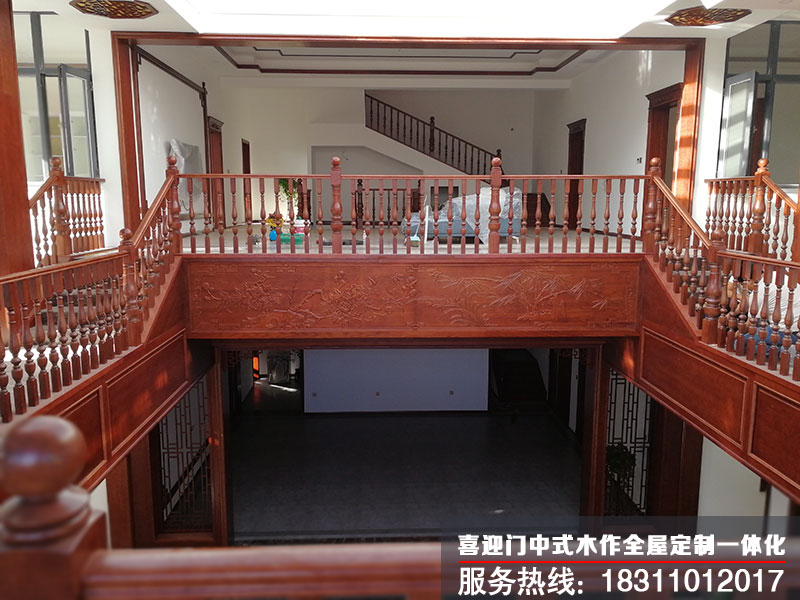 二樓整個中式木制樓梯安裝效果