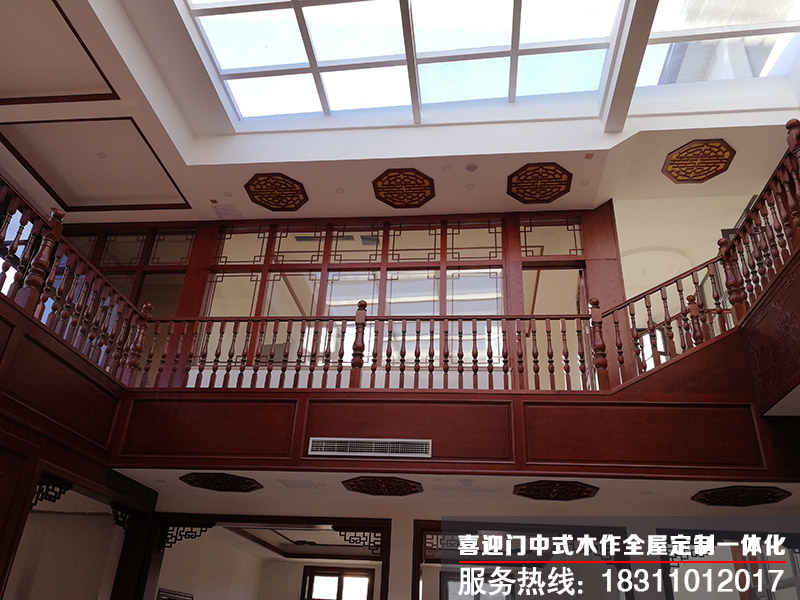 二樓房間窗戶也是采用花格木作鑲嵌玻璃